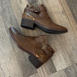 BareTraps Maci Women’s Ankle Strap Zip Booties Chestnut Snakeskin accents Sz 8.5